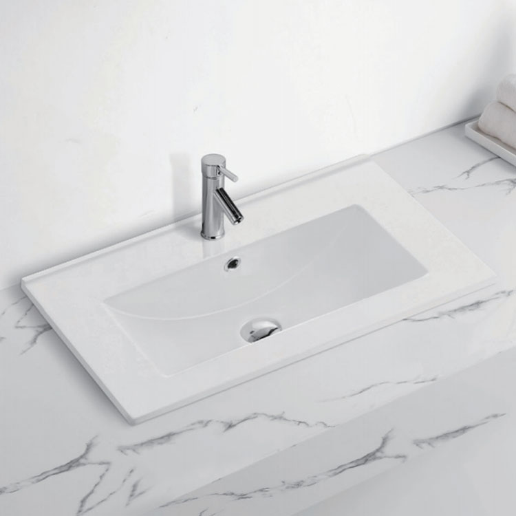 Conas is féidir liom scratches a dheisiú agus a chothabháil ar mo doirteal seomra folctha ceirmeach?